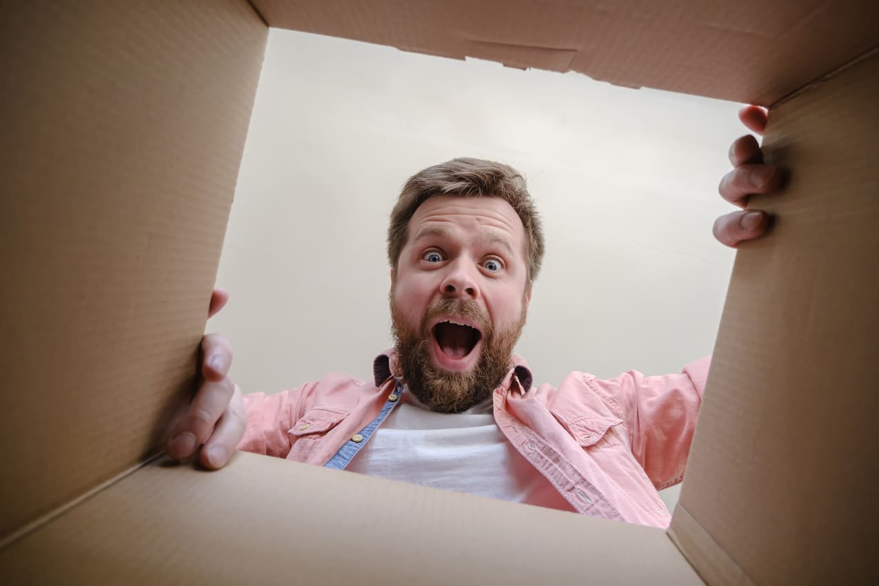 unboxing_hombre_caja_carton